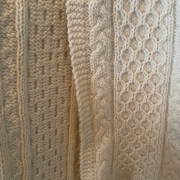 Beautiful hand knit 100% wool scarf - Picture 3 of 5